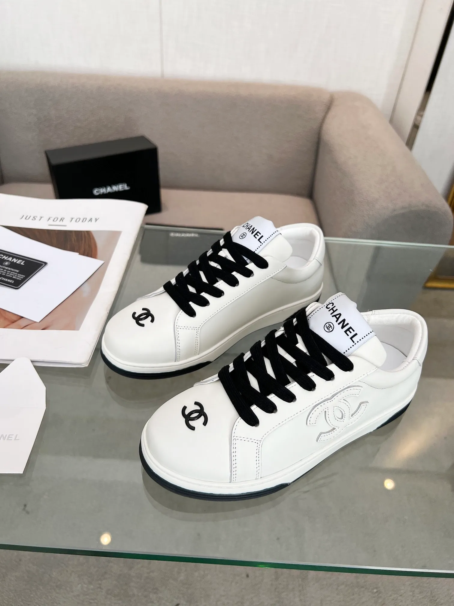 👟👟Ex-factory price 520👟👟Chanel Chanel 24SF latest model full leather panda color white shoes casual sports shoes skateboard shoes original purchase and development production Xiaoxiang C Home Another super popular item in the counter, loved by Internet celebrity bloggers and sisters, and various praises on social platforms. It is very popular, has a high texture, is breathable and super spring and summer. Seeing this issue always arouses the inner desire of girls for fashion. The latest suede material, classic black and white color, full of fashionable feeling on the feet, easy to care for. Fabric: Original customized imported cowhide material. Lining: Customized soft sheepskin lining. Sole: Original molded TPU non-slip outsole. Bottom thickness: 2.5CM. Size: Women's size 35-40 (custom-made sizes 40 are non-refundable)